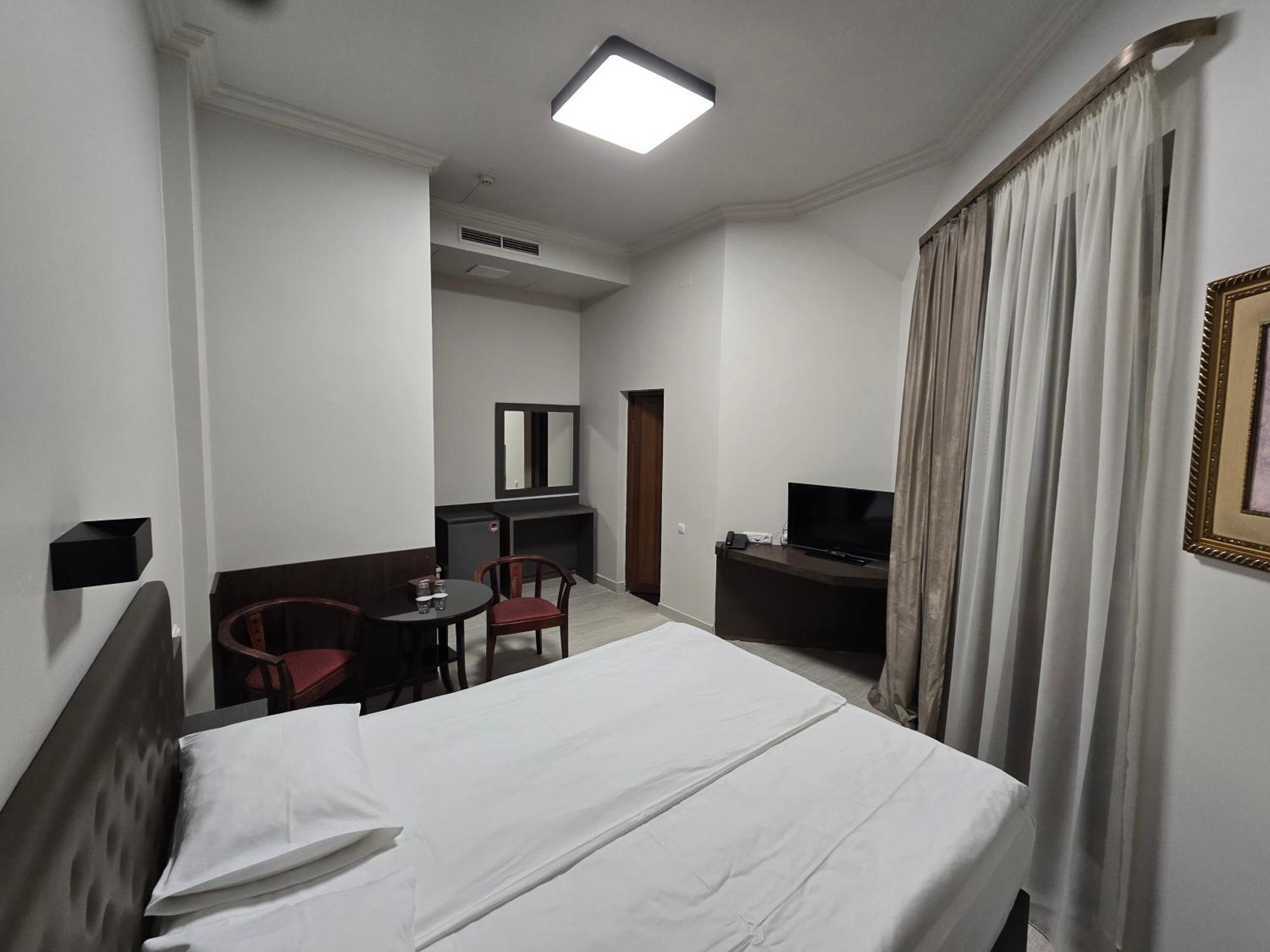 Yerevan Deluxe Hotel Exterior photo