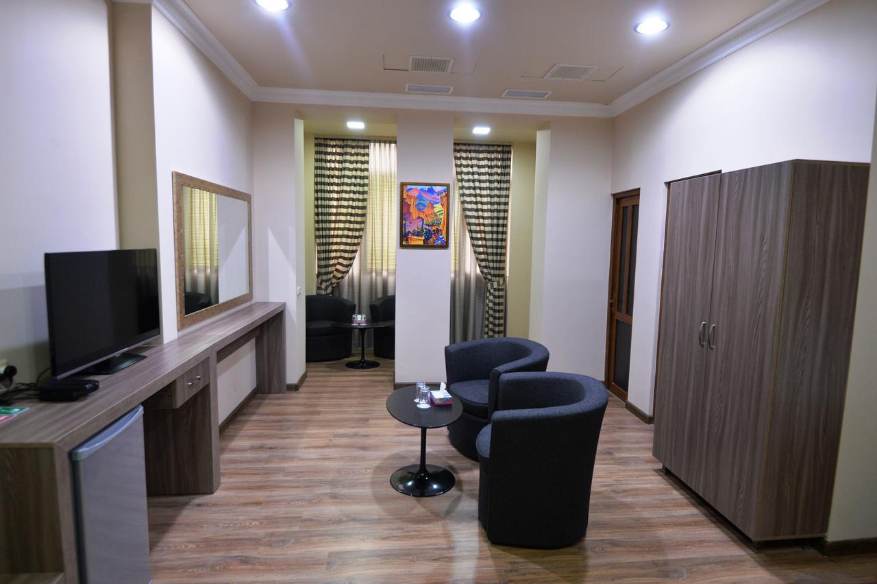 Yerevan Deluxe Hotel Exterior photo